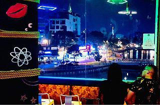 QUÁN PUB SO CHILL CẠNH BỜ KÊNH THÀNH PHỐ - ảnh 6 quan pub so chill canh bo kenh thanh pho - anh 6