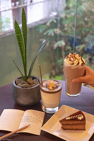 QUÁN CÀ PHÊ NHƯ THẾ NÀY MÀ HỌC BÀI THÌ CÒN GÌ BẰNG! - ảnh 2 quan ca phe nhu the nay ma hoc bai thi con gi bang! - anh 2