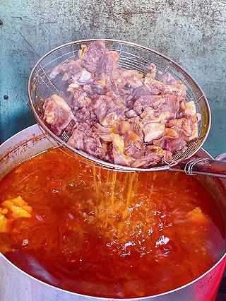 Hơn 20 năm vang danh gần xa BÚN BÒ ÚT QUYÊN đặc biệt có sườn sụn ăn sướng miệng hết nấc - ảnh 1 hon 20 nam vang danh gan xa bun bo ut quyen dac biet co suon sun an suong mieng het nac - anh 1