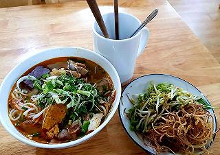 BÚN BÒ NÓNG HỔI VỪA THỔI VỪA HÚP NHA - ảnh 2 bun bo nong hoi vua thoi vua hup nha - anh 2