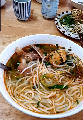 BÚN BÒ NÓNG HỔI VỪA THỔI VỪA HÚP NHA - ảnh 3 bun bo nong hoi vua thoi vua hup nha - anh 3