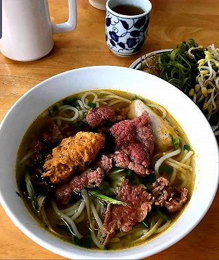 BÚN BÒ NÓNG HỔI VỪA THỔI VỪA HÚP NHA - ảnh 1 bun bo nong hoi vua thoi vua hup nha - anh 1