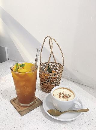 Quán cafe tông trắng có tiệm nail xinh xắn ở Bình Thạnh - ảnh 1 quan cafe tong trang co tiem nail xinh xan o binh thanh - anh 1