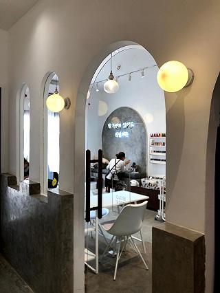 Quán cafe tông trắng có tiệm nail xinh xắn ở Bình Thạnh - ảnh 3 quan cafe tong trang co tiem nail xinh xan o binh thanh - anh 3
