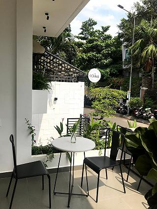 Quán cafe nằm ở con đường Hoa Mai yên tĩnh - ảnh 2 quan cafe nam o con duong hoa mai yen tinh - anh 2