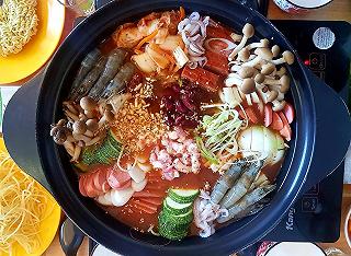 MƯA GIÓ THẾ NÀY LÀM NGAY TÔ MỲ CAY THÔI NÀO - ảnh 1 mua gio the nay lam ngay to my cay thoi nao - anh 1