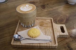 Quán cafe nằm ở con đường Hoa Mai yên tĩnh - ảnh 3 quan cafe nam o con duong hoa mai yen tinh - anh 3