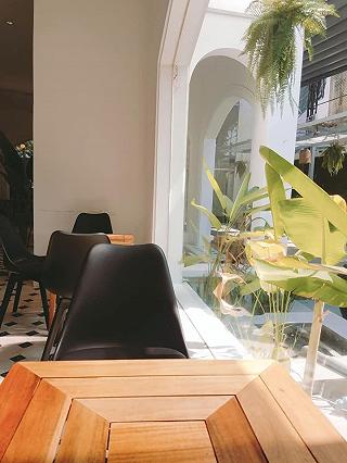Quán cafe tông trắng siêu rộng ở Quận 7 - ảnh 4 quan cafe tong trang sieu rong o quan 7 - anh 4