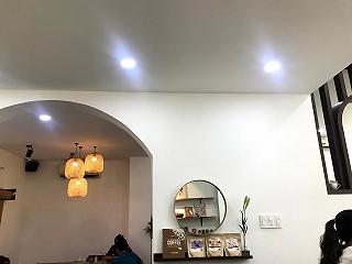 Quán cafe tông trắng siêu xinh ở Phú Nhuận - ảnh 2 quan cafe tong trang sieu xinh o phu nhuan - anh 2