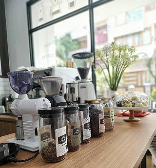 Quán cafe tông trắng siêu xinh ở Phú Nhuận - ảnh 6 quan cafe tong trang sieu xinh o phu nhuan - anh 6