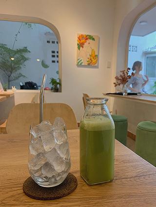 Quán cafe tông trắng trong hẻm siêu cute - ảnh 1 quan cafe tong trang trong hem sieu cute - anh 1