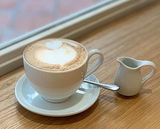 Quán cafe tông trắng trong hẻm siêu cute - ảnh 4 quan cafe tong trang trong hem sieu cute - anh 4