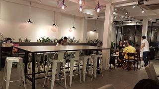 Quán cafe không gian thoải mái phù hợp học nhóm hoặc làm việc - ảnh 2 quan cafe khong gian thoai mai phu hop hoc nhom hoac lam viec - anh 2