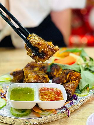 CHIỀU BỜ KÈ LỘNG GIÓ CUỐN TÔI ĐẾN QUÁN HẢI SẢN ĐÊM HỶ HỶ, CHÌM ĐẮM TRONG BAO LA MÓN NGON, RẺ MẤT RỒI :3 - ảnh 5 chieu bo ke long gio cuon toi den quan hai san dem hy hy, chim dam trong bao la mon ngon, re mat roi :3 - anh 5