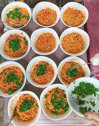 Sự thật về hàng "BÚN CHỬI" Cô Huyền đông bậc nhất Sài Gòn - ảnh 5 su that ve hang "bun chui" co huyen dong bac nhat sai gon - anh 5