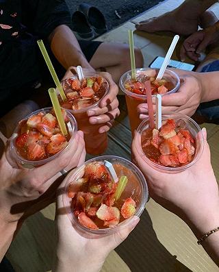 Ngồi vỉa hè uống trà đàm đạo haha - ảnh 1 ngoi via he uong tra dam dao haha - anh 1