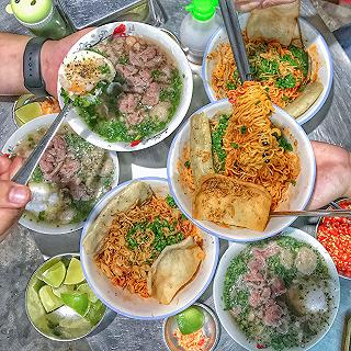 Sự thật về hàng "BÚN CHỬI" Cô Huyền đông bậc nhất Sài Gòn - ảnh 3 su that ve hang "bun chui" co huyen dong bac nhat sai gon - anh 3
