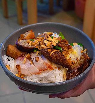 BÚN THỊT NƯỚNG NEM NƯỚNG TÁ LẢ SIÊU ĐỈNH - ảnh 1 bun thit nuong nem nuong ta la sieu dinh - anh 1