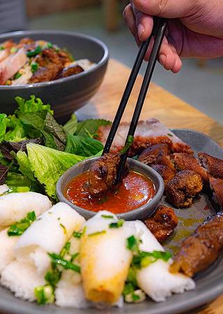 BÚN THỊT NƯỚNG NEM NƯỚNG TÁ LẢ SIÊU ĐỈNH - ảnh 2 bun thit nuong nem nuong ta la sieu dinh - anh 2