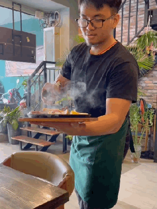 Mr Bistek nổi danh bò đốt rượu - ảnh 1 mr bistek noi danh bo dot ruou - anh 1