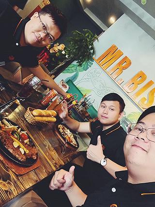 Mr Bistek nổi danh bò đốt rượu - ảnh 3 mr bistek noi danh bo dot ruou - anh 3
