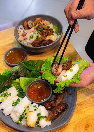 BÚN THỊT NƯỚNG NEM NƯỚNG TÁ LẢ SIÊU ĐỈNH - ảnh 3 bun thit nuong nem nuong ta la sieu dinh - anh 3