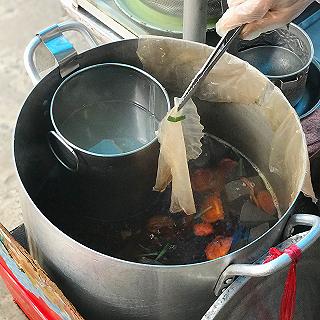 Nhìn có vẻ là "gỏi cuốn" nhưng thật ra là "canh bún" - ngon độc đáo, ăn là ghiền - ảnh 6 nhin co ve la "goi cuon" nhung that ra la "canh bun" - ngon doc dao, an la ghien - anh 6
