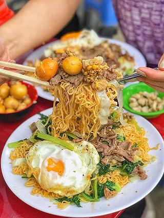 Danh tiếng lẫy lừng MÌ XÀO BÒ TRỨNG NON cứu đói team "cú đêm" khu nhà Ga - ảnh 2 danh tieng lay lung mi xao bo trung non cuu doi team "cu dem" khu nha ga - anh 2