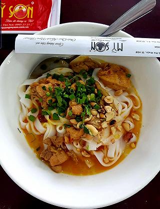 MÌ QUẢNG GÀ MỀM CÙNG NƯỚC DÙNG BEO BÉO, THƠM NGON - ảnh 2 mi quang ga mem cung nuoc dung beo beo, thom ngon - anh 2