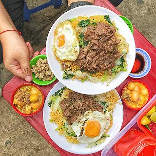 Danh tiếng lẫy lừng MÌ XÀO BÒ TRỨNG NON cứu đói team "cú đêm" khu nhà Ga - ảnh 5 danh tieng lay lung mi xao bo trung non cuu doi team "cu dem" khu nha ga - anh 5