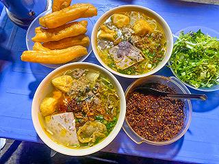 Xì xụp bát bún riêu gánh cô Yến nóng hổi đậm đà - ảnh 3 xi xup bat bun rieu ganh co yen nong hoi dam da - anh 3