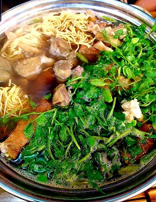 NHẤM NHÁP BIA CÙNG BẠN BÈ - ảnh 1 nham nhap bia cung ban be - anh 1