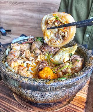 BÚN Bò FULL TOPPING đồng gá : 20k/ phần - BÚN BÒ THỐ ĐÁ : 69k/ phần. Đây là quán “BÚN BÒ CÔNG NGHIỆP” mà bạn nên thử. - ảnh 4 bún bò full topping dồng gá : 20k/ phần - bún bò thố dá : 69k/ phần. dây là quán “bún bò công nghieôp” mà baon nên thử. - anh 4