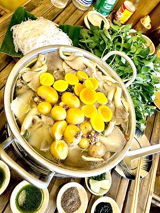 LẨU GÀ LÁ É TRỨNG NON LÒNG ĐÀO TAN CHẢY - ảnh 1 lau ga la e trung non long dao tan chay - anh 1
