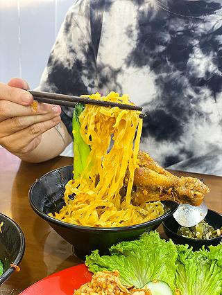 Thưởng thức Mì Gà Da Giòn nhai rồm rộp ngon nhức nhối tại A Sèn - ảnh 5 thuong thuc mi ga da gion nhai rom rop ngon nhuc nhoi tai a sen - anh 5