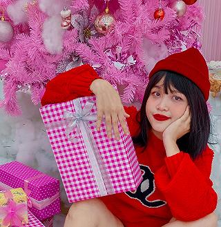 🎄🎄🎄🎄 Đổi màu Noel độc lạ , sao không thử chụp với cây thông màu hồng ? 🎄🎄🎄🎄 - ảnh 2 🎄🎄🎄🎄 doi mau noel doc la , sao khong thu chup voi cay thong mau hong ? 🎄🎄🎄🎄 - anh 2