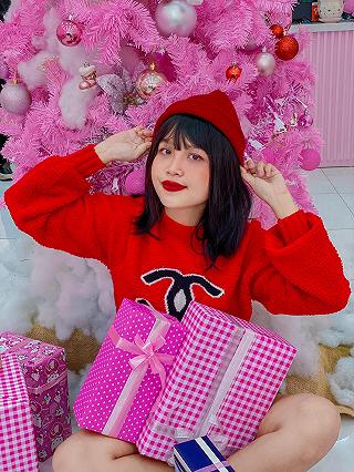 🎄🎄🎄🎄 Đổi màu Noel độc lạ , sao không thử chụp với cây thông màu hồng ? 🎄🎄🎄🎄 - ảnh 1 🎄🎄🎄🎄 doi mau noel doc la , sao khong thu chup voi cay thong mau hong ? 🎄🎄🎄🎄 - anh 1