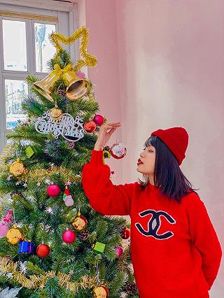 🎄🎄🎄🎄 Đổi màu Noel độc lạ , sao không thử chụp với cây thông màu hồng ? 🎄🎄🎄🎄 - ảnh 5 🎄🎄🎄🎄 doi mau noel doc la , sao khong thu chup voi cay thong mau hong ? 🎄🎄🎄🎄 - anh 5