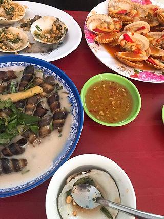 So sánh 2 quán ốc trưa nay - ảnh 2 so sanh 2 quan oc trua nay - anh 2