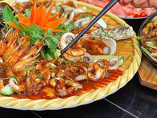 MÂM HẢI SẢN CAY ĐỘC LẠ TẠI XƯỞNG - ảnh 3 mam hai san cay doc la tai xuong - anh 3