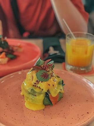 Món ăn trình bày đẹp mắt và view tầng 3 khá OK tại Godmother Bake & Brunch Q1 🧁 - ảnh 2 mon an trinh bay dep mat va view tang 3 kha ok tai godmother bake & brunch q1 🧁 - anh 2