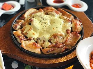 SÀI GÒN MƯA RỒI ĂN CHÚT GÀ PHÔ MAI ẤM NÓNG HÔNG? - ảnh 1 sai gon mua roi an chut ga pho mai am nong hong? - anh 1
