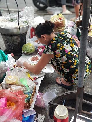 Xôi gánh Hậu Giang hơn 30 năm lúc nào cũng tấp nập khách - ảnh 2 xoi ganh hau giang hon 30 nam luc nao cung tap nap khach - anh 2