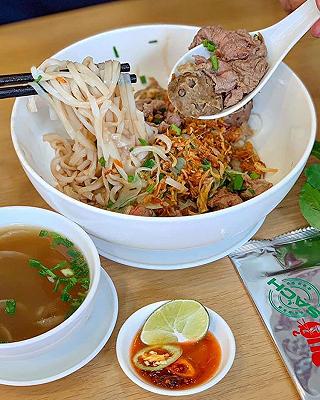 PHỞ TRỘN VỚI BÒ VIÊN GÂN VÀ BẮP BÒ HOA CỰC ĐỈNH - ảnh 1 pho tron voi bo vien gan va bap bo hoa cuc dinh - anh 1