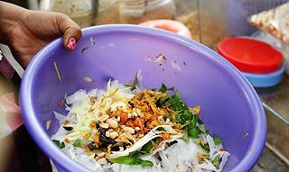 Bánh Tráng Trộn - 2 ông bà già bán - ảnh 2 banh trang tron - 2 ong ba gia ban - anh 2