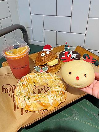 Đại náo bánh mùa Noel tại Tous les Jours - ảnh 5 daoi náo bánh mùa noel taoi tous les jours - anh 5