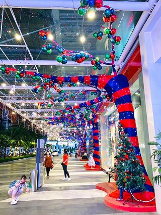 Không cần đi đâu xa, vô Vạn Hạnh Mall là thấy Noel ùa về 🎅🏻🎅🏻 - ảnh 2 khong can di dau xa, vo van hanh mall la thay noel ua ve 🎅🏻🎅🏻 - anh 2
