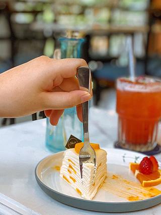 Quán cà phê nho nhỏ nhìn trọn hồ Con Rùa - ảnh 2 quan ca phe nho nho nhin tron ho con rua - anh 2