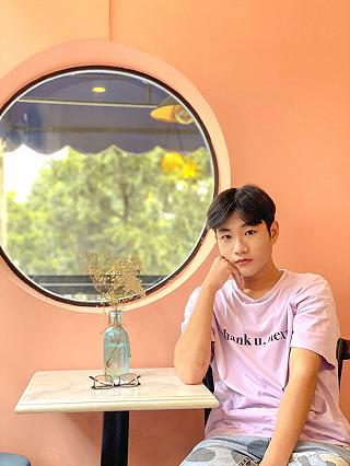 Quán cà phê nho nhỏ nhìn trọn hồ Con Rùa - ảnh 3 quan ca phe nho nho nhin tron ho con rua - anh 3