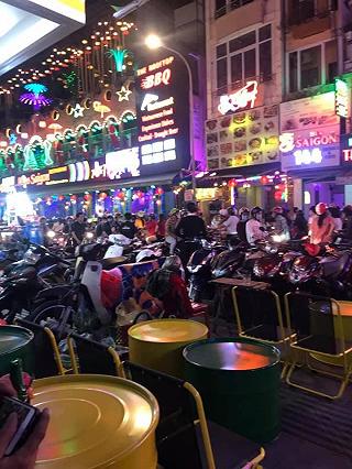 Merry Christmas Tại Phố Tây Bùi Viện - ảnh 3 merry christmas tai pho tay bui vien - anh 3